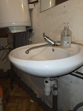 Installation d'un lavabo et de sa robinetterie par un plombier